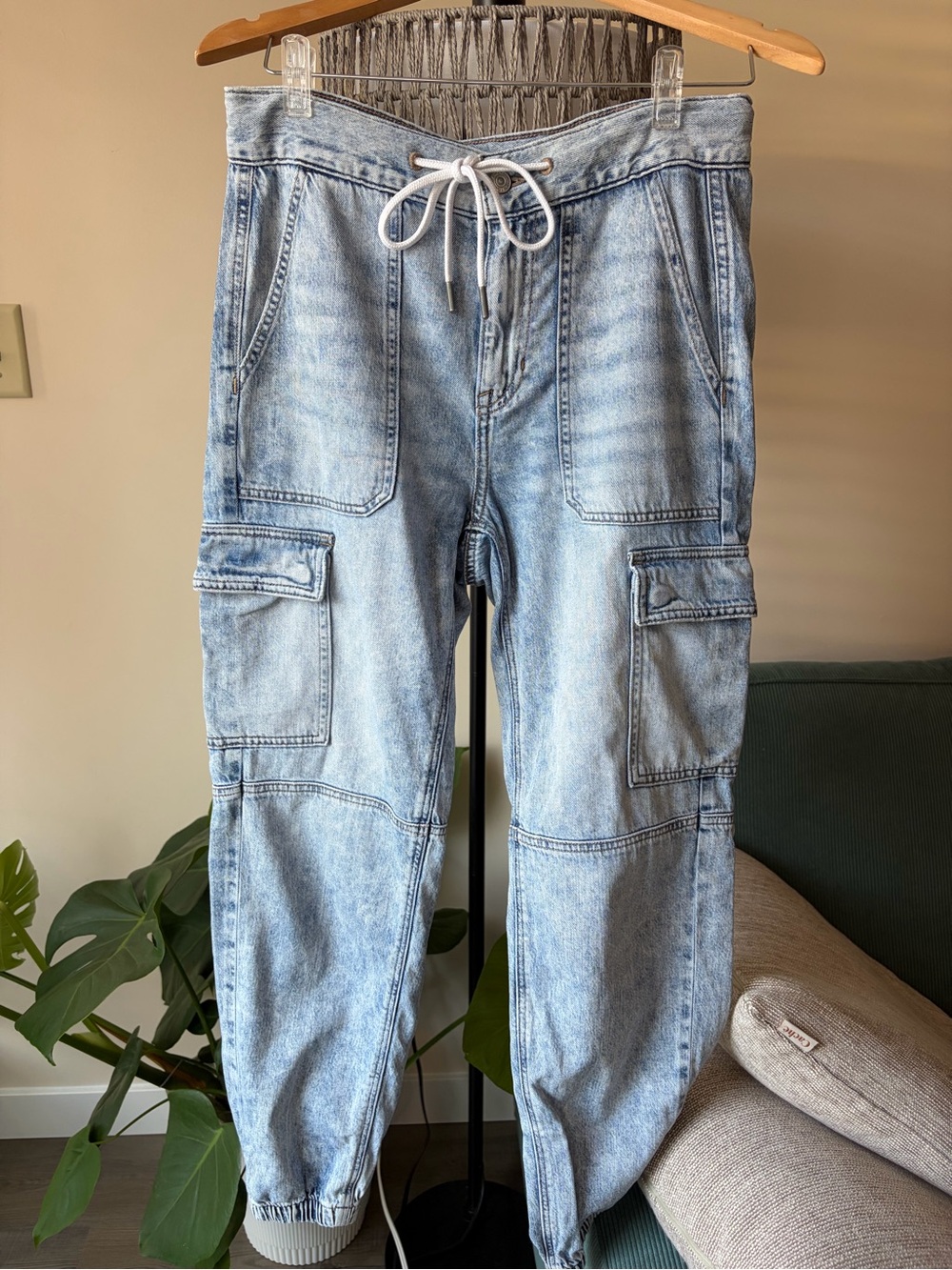 American Eagle Outfitters Light Wash Cargo Jogger Jeans - Pale Blue